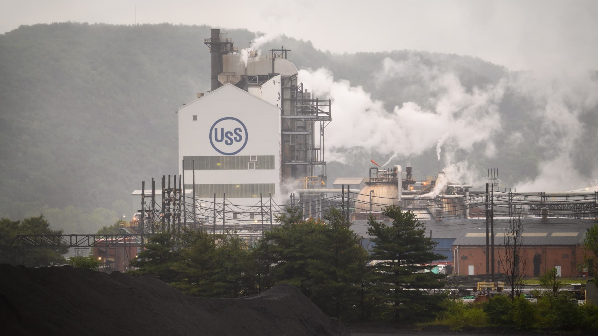 Featured image for Stocks Rise Pre-Market: US Steel, Illumina, Nio Surge; Apple, Southwest, Roku Decline