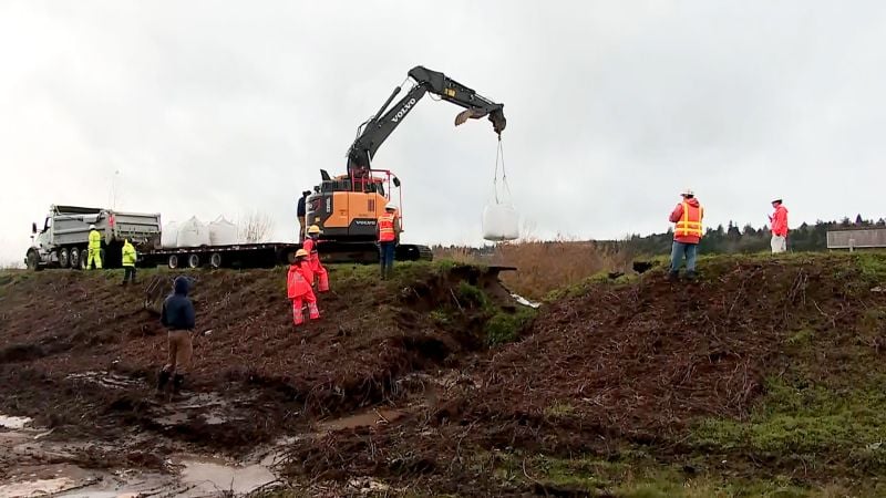 Featured image for Washington evacuations as Green River levee breaches trigger flood warnings