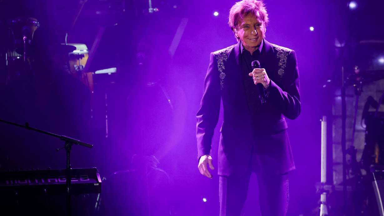 Featured image for Barry Manilow Announces Lung Cancer Diagnosis
