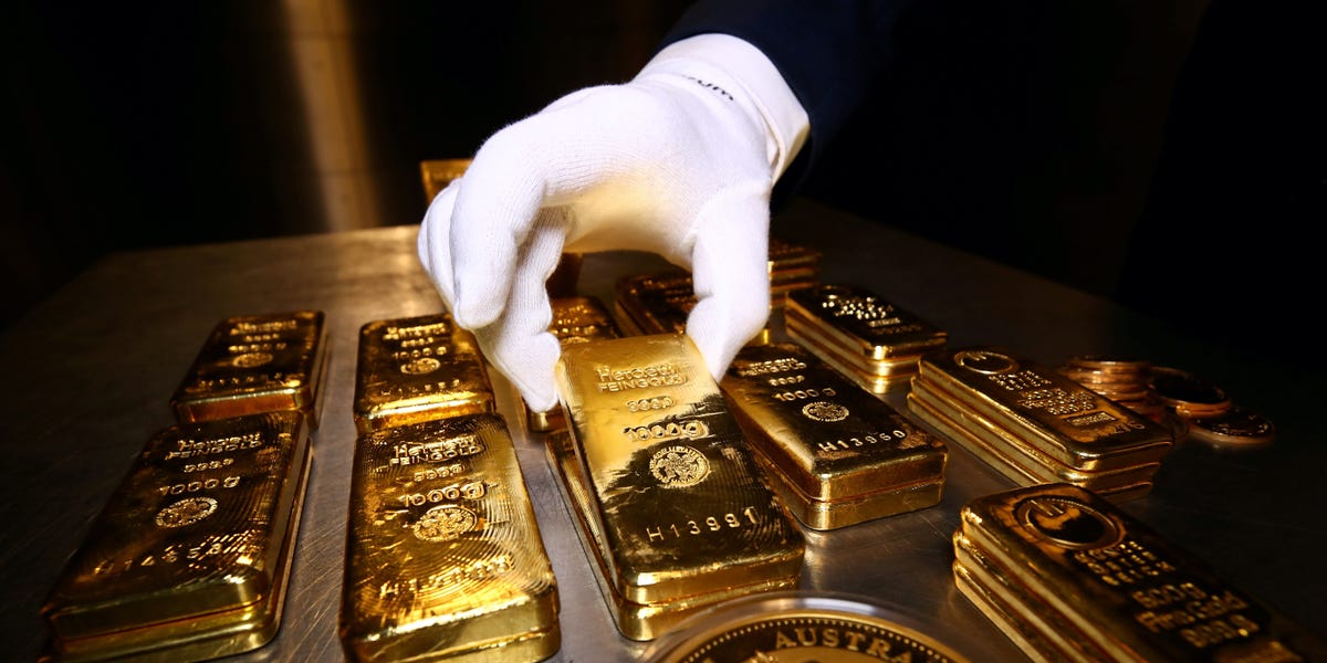 "Gold's Potential Surge to $3000/Oz Amid Inflation Concerns"
