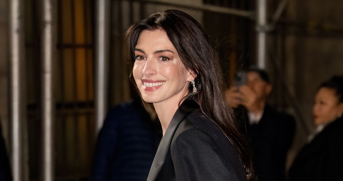 Featured image for Anne Hathaway Stands in Solidarity with Union Workers, Walks Off Vanity Fair Photo Shoot