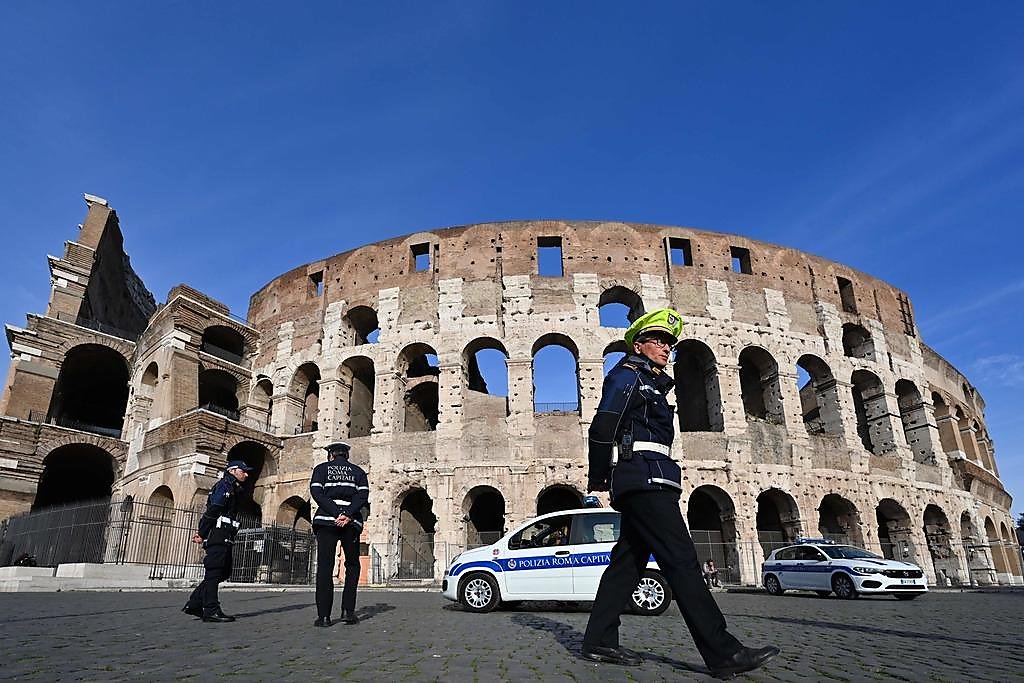 Tourist from Britain caught on camera vandalizing Italy's Colosseum