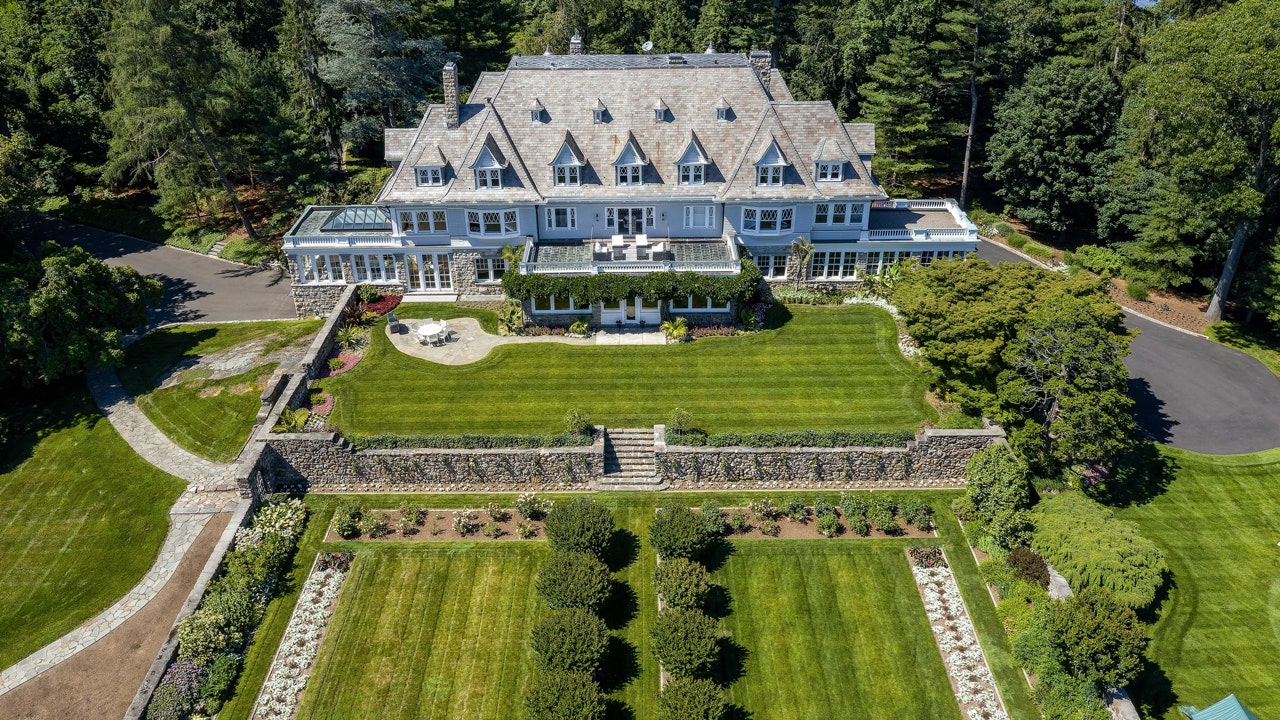 Featured image for Record-breaking Sale: Long Island Sound Home Fetches Unprecedented $139M
