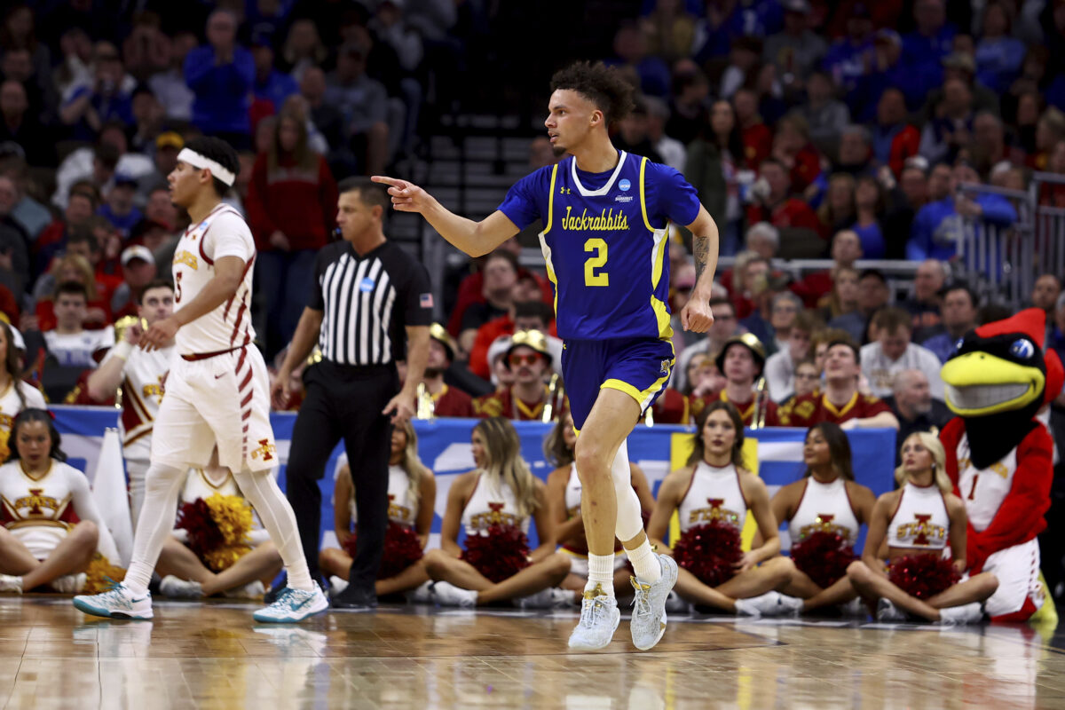 Featured image for "Lawrence Native Zeke Mayo Commits to KU Basketball as Transfer"