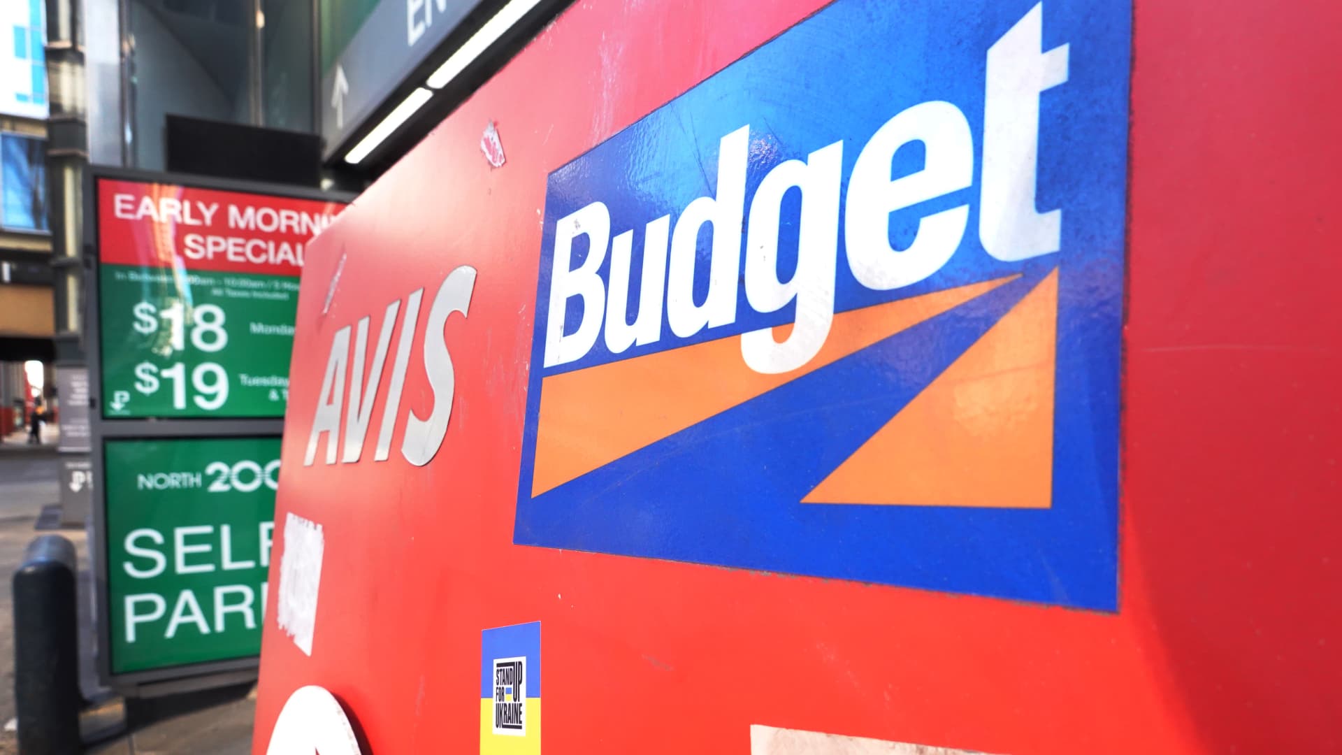 Featured image for "Expedia's Stock Tumbles After Hours Amid CEO Change and Soft Bookings Outlook"