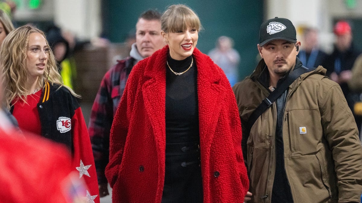 "Taylor Swift Supports Travis Kelce at Chiefs vs. Patriots Game"