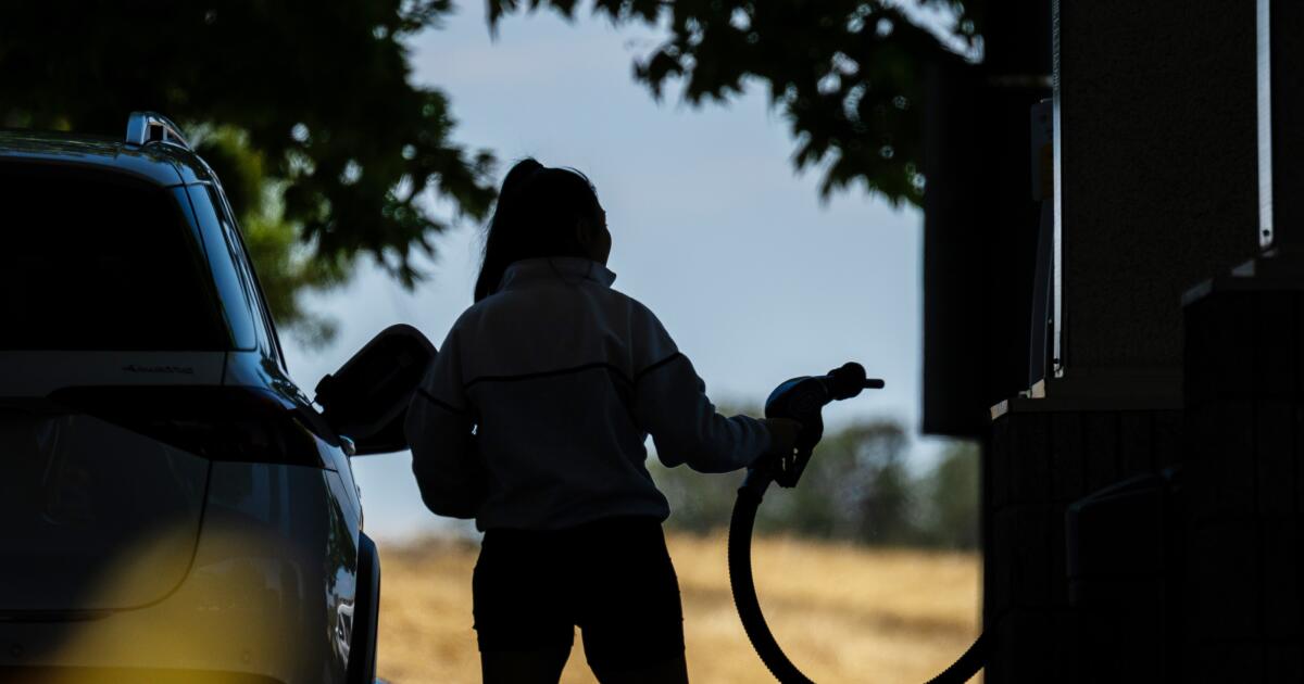 Featured image for California's refinery shutdowns: economic and environmental implications
