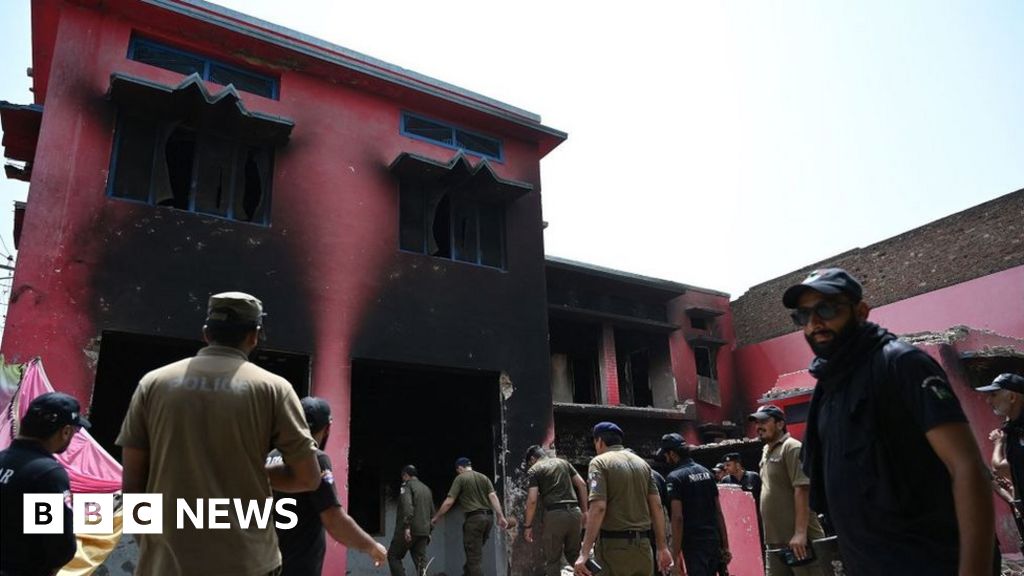 Featured image for "Mass Arrests Made in Pakistan Following Church Arson Attacks"