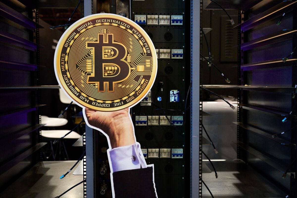 Featured image for Bitcoin Faces Challenges Amid Historic Crypto Selloff and Gold's Rise
