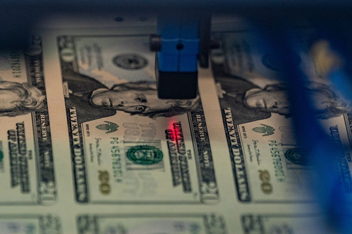 Global Investors Favor US Assets Amid Dollar Uncertainty