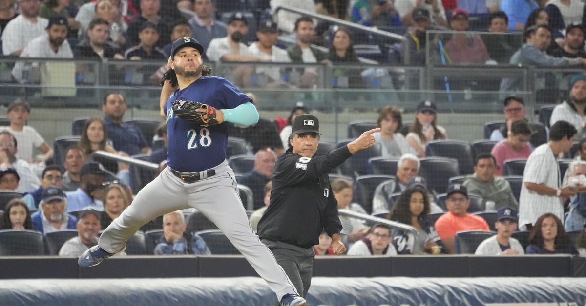 Mariners dominate Yankees with 10-2 victory.