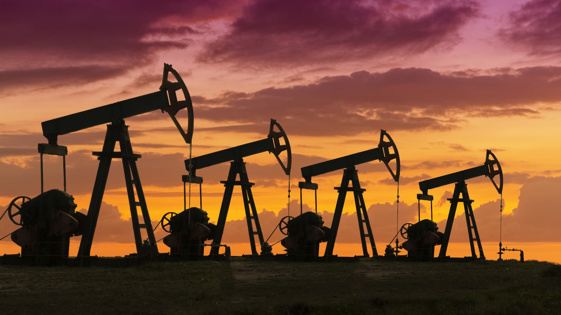 Featured image for Oil Prices Drop Below $60 Amid Ukraine Peace Talks and Supply Concerns