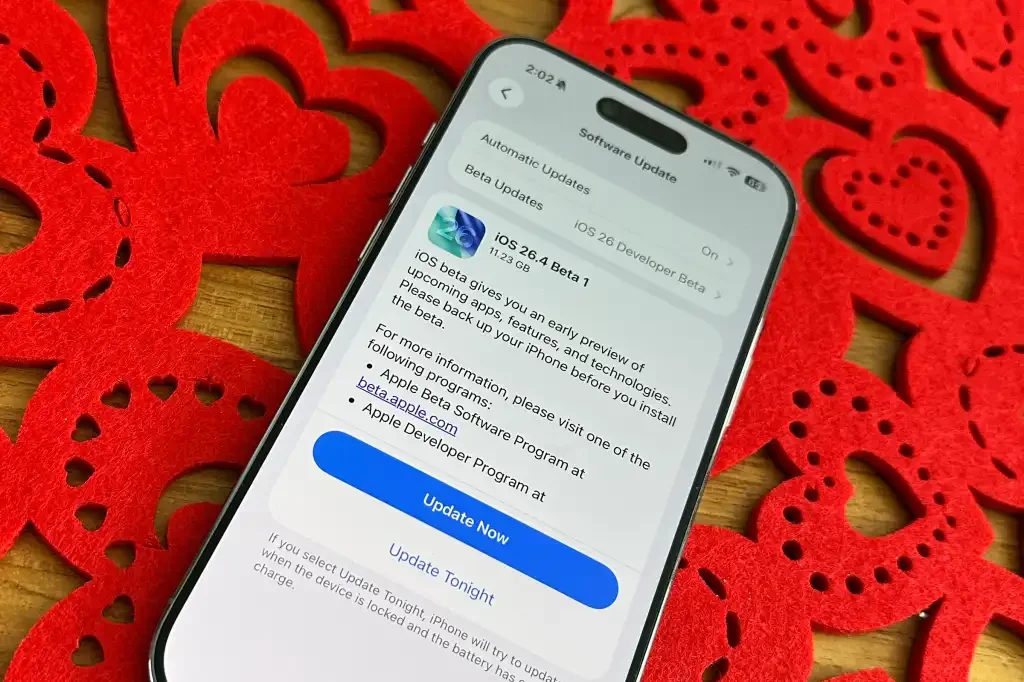 iOS 26.4 beta lands without Siri overhaul, update pushed to 26.5