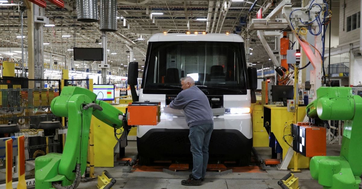 Featured image for "GM Counters EV Tax Credit Changes with $7500 Discount on Select Models"