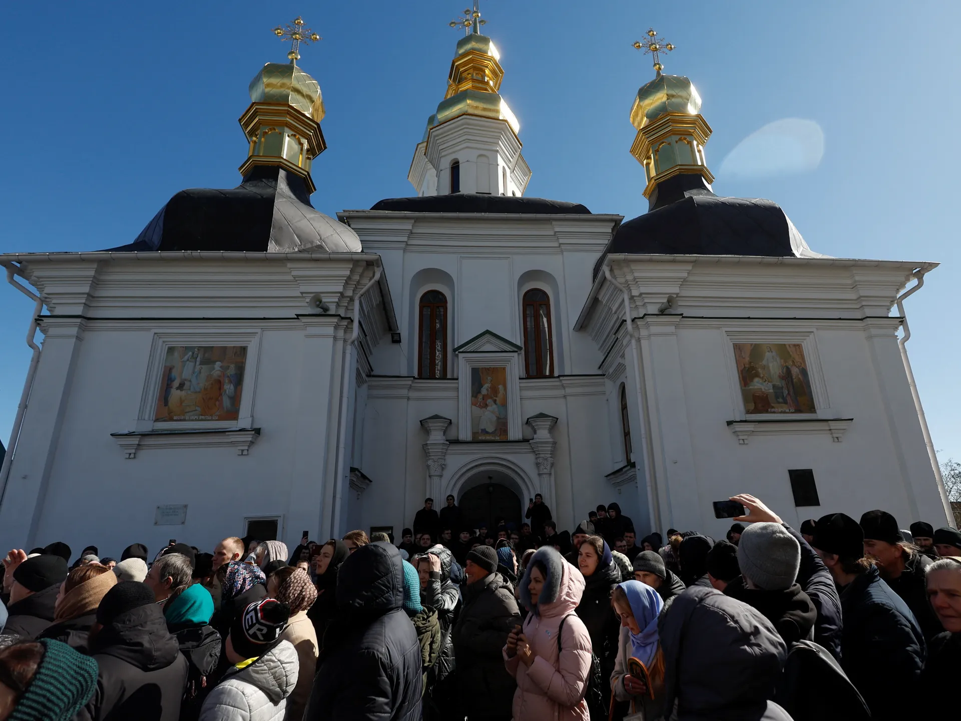 Kyiv monastery eviction resisted by church with alleged Russia ties