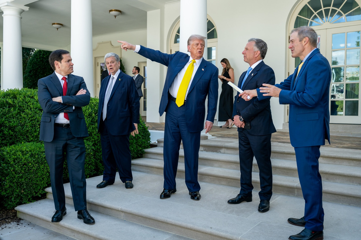 Trump Condemns Russian Attacks on Kyiv and Discusses Ukraine Negotiation Strategies