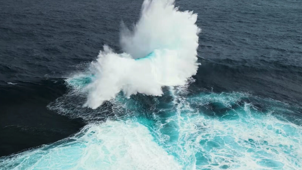 Featured image for Australian Surfers Capture Rare Repeating Ocean 'Glitch' Video