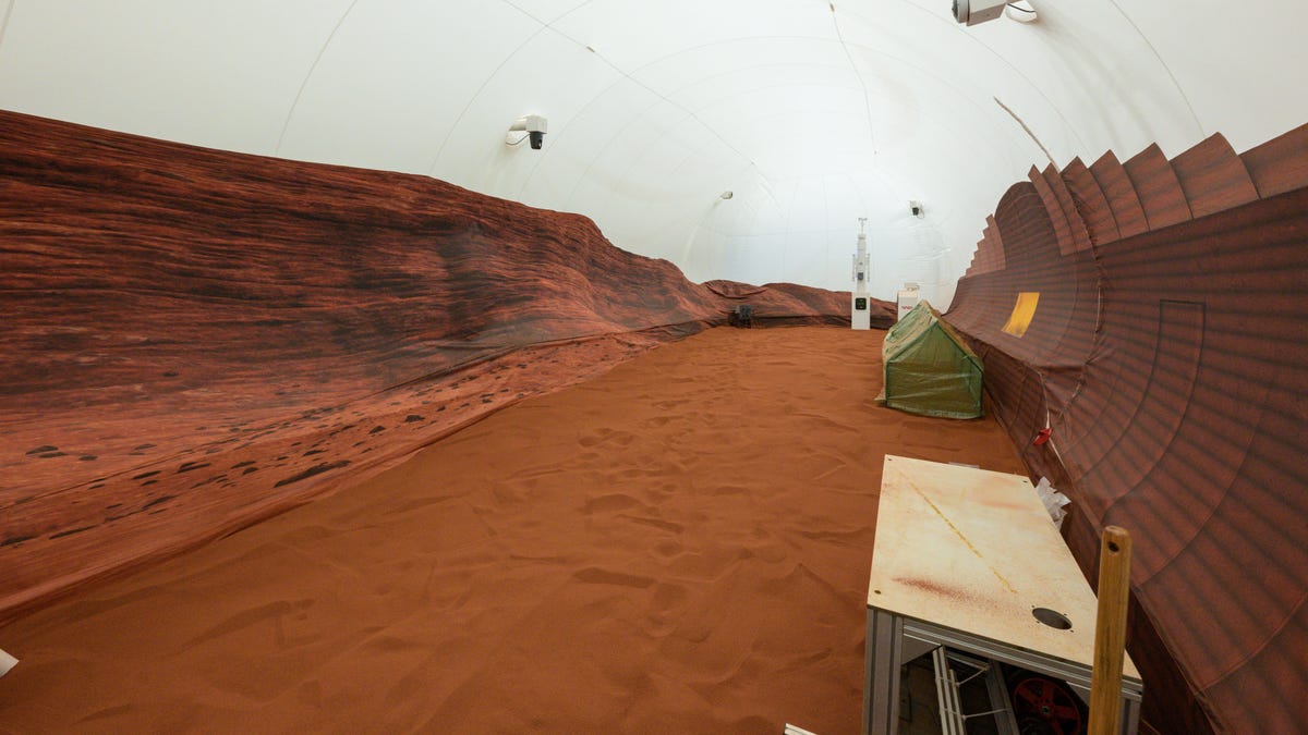 Four Volunteers to Spend a Year in Simulated Martian Habitat