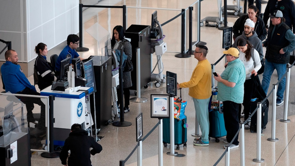 Featured image for Thanksgiving Travel: TSA Sets Record for Busiest Season at US Airports