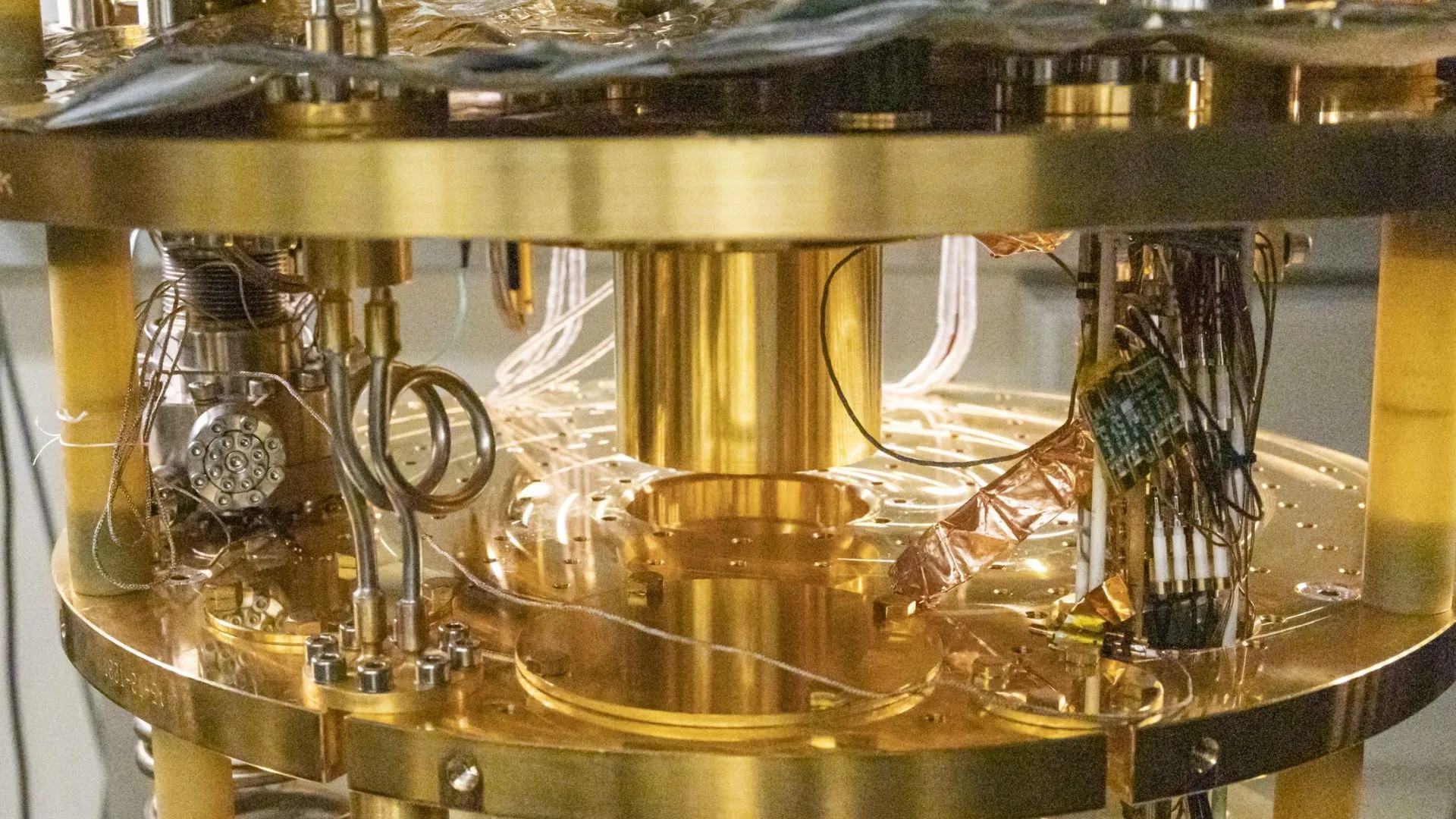 Revolutionary Quantum Computing Achieved with Lasers and Displays