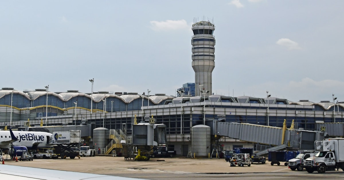 "Close Call: JetBlue and Southwest Planes Narrowly Avoid Collision on D.C. Airport Runway"