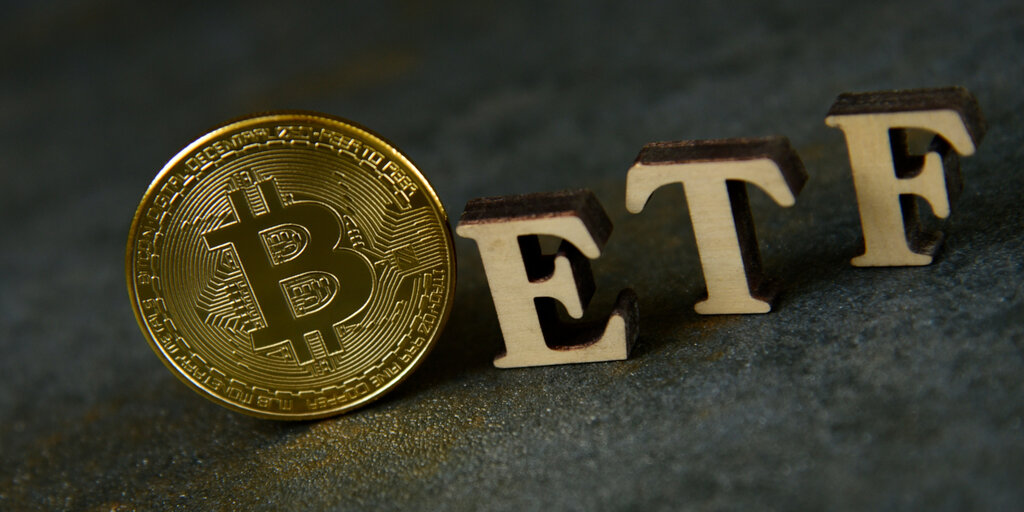 Featured image for Bitcoin ETF Outflows Surpass $300 Million, Overtaking Grayscale and Setting Record Volumes