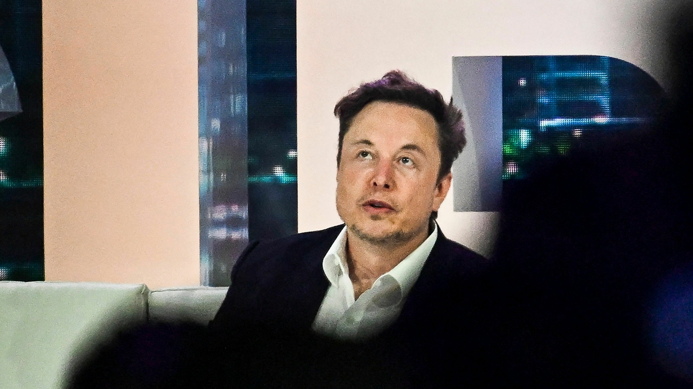 Featured image for Elon Musk threatens to transfer NPR's Twitter handle to another user.