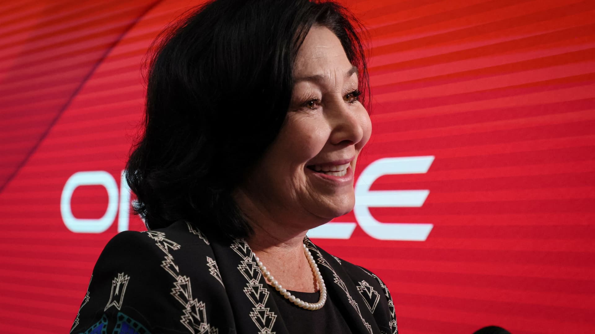 "Oracle's Q2 2024 Earnings: Will the 'Netflix of AI' Deliver?"