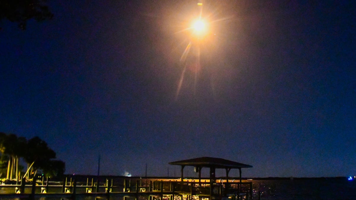 SpaceX Launches Starlink Satellites in Spectacular Nighttime Florida Mission