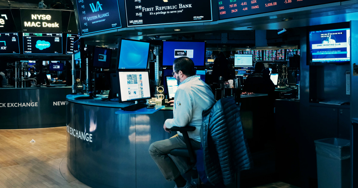 Stock market rallies on lifelines to banks and strong hands strategy.