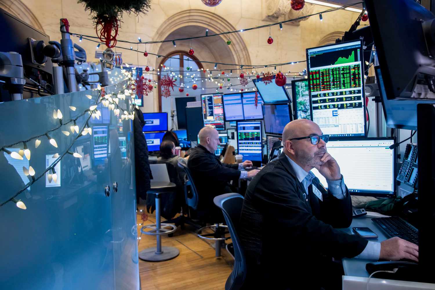 Featured image for Nasdaq Breaks 20,000 Milestone Amid Big Tech Surge