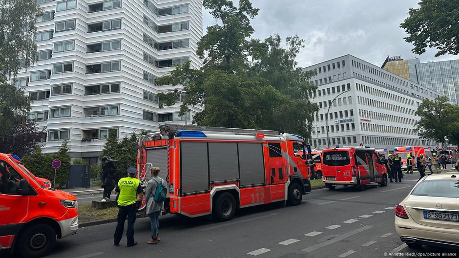 "Berlin Police Investigate Arson Incident Involving Building Jumpers"