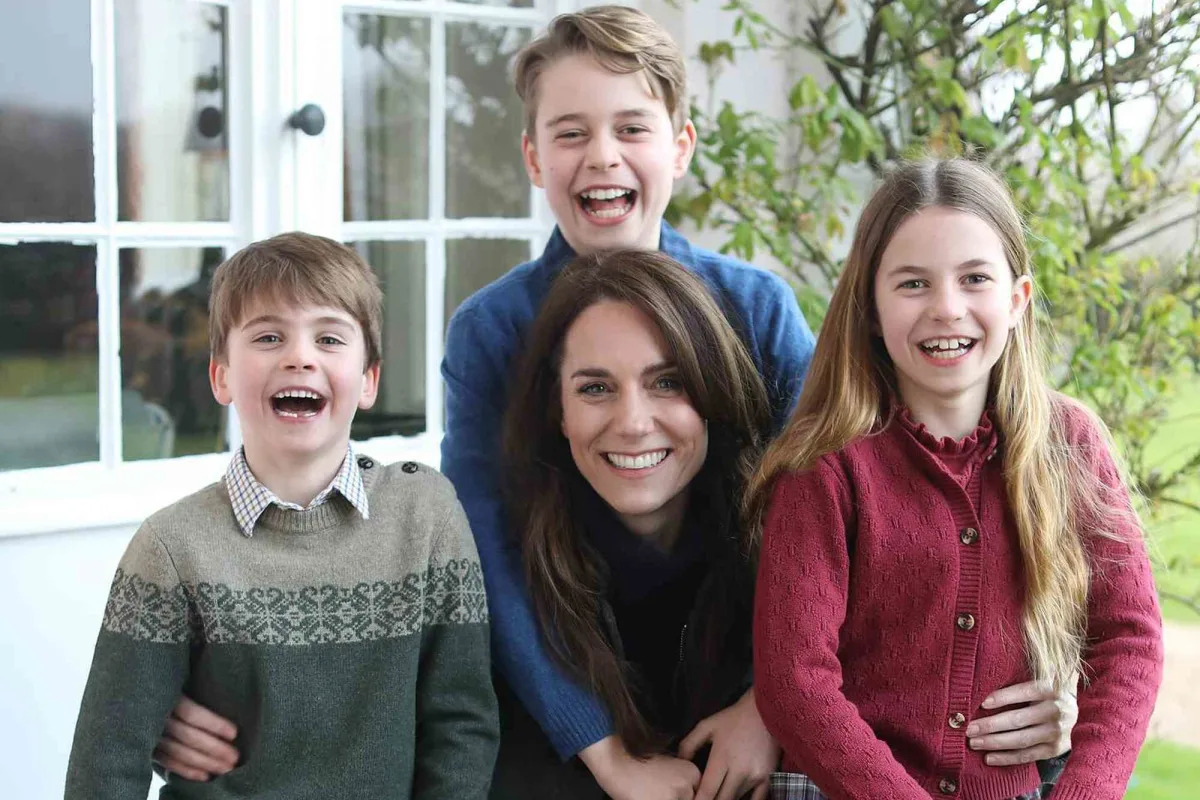 "Controversy Surrounds Kate Middleton's Post-Surgery Photo with Children"