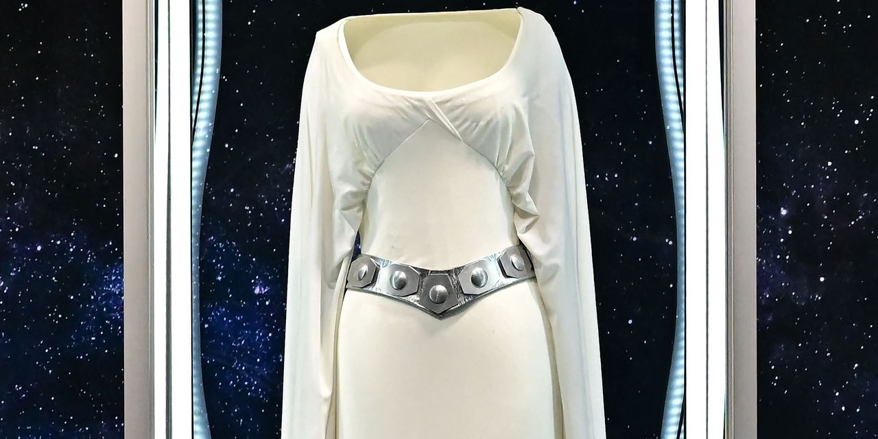 Featured image for Unsold Princess Leia Dress from 'Star Wars' Auction Disappoints Collectors