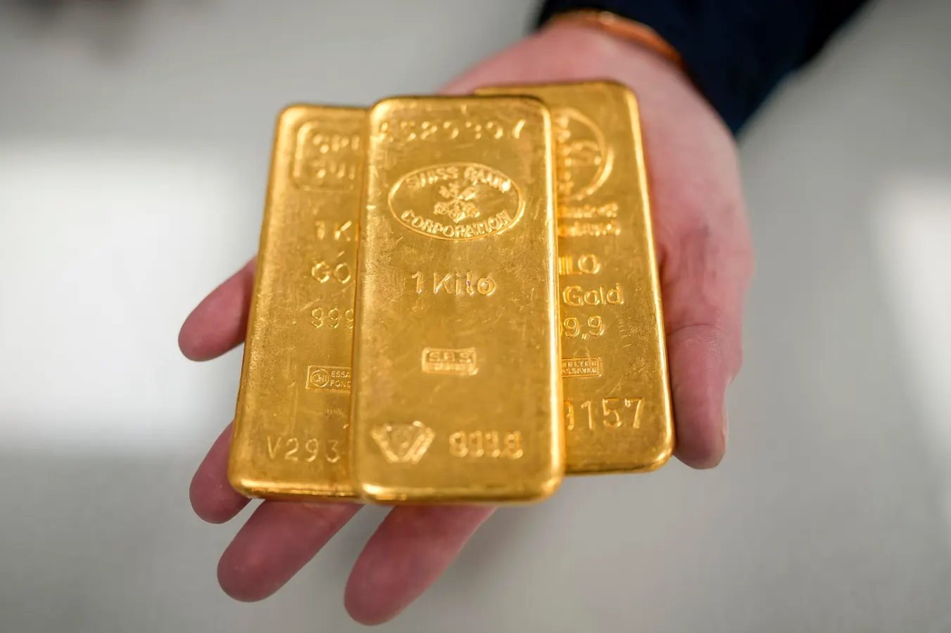 Featured image for Gold and Stocks Reach Record Highs Amid Market Uncertainty