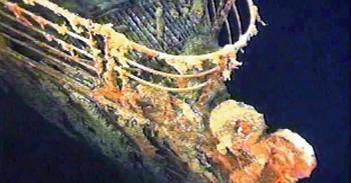 Search underway for missing submarine en route to Titanic wreckage.