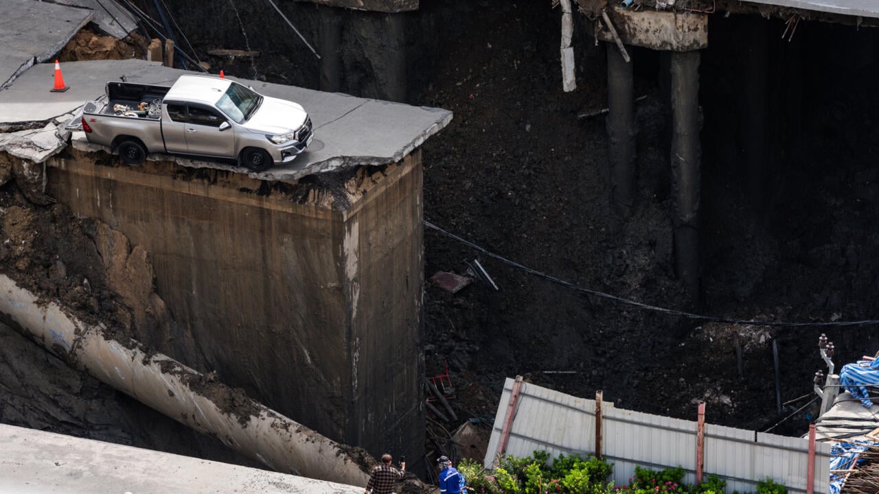 Featured image for Large Sinkhole in Bangkok Causes Disruptions and Evacuations