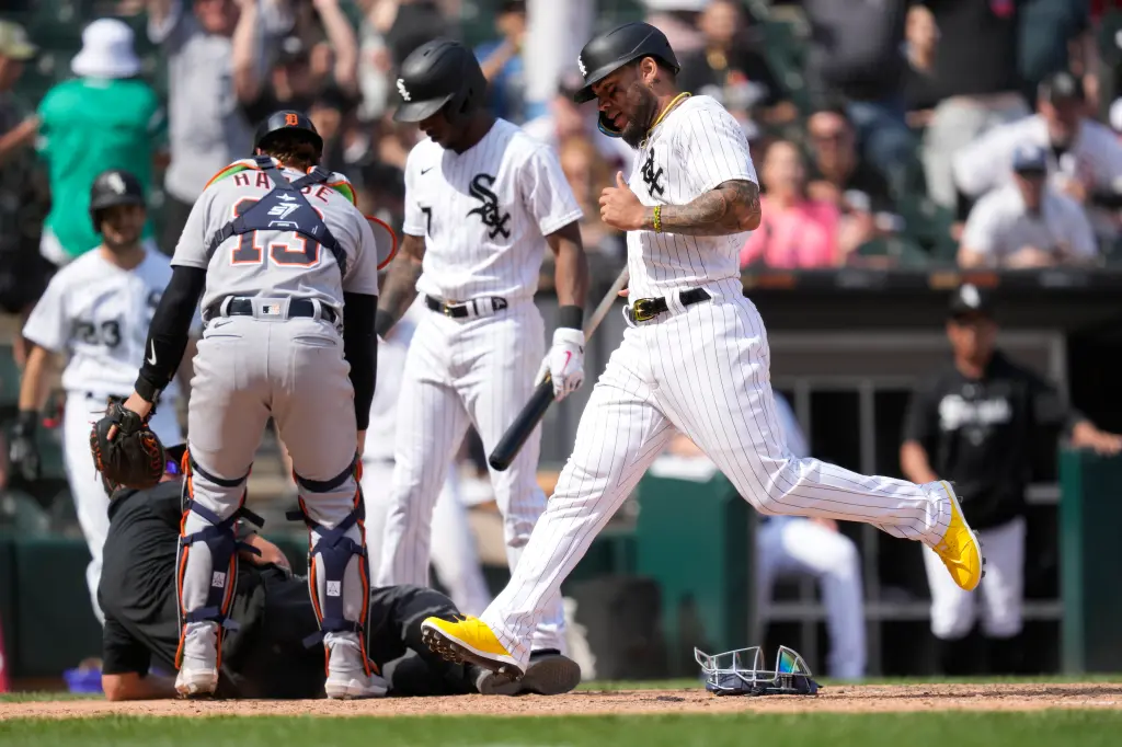 "White Sox win on bizarre wild pitch incident against Tigers"