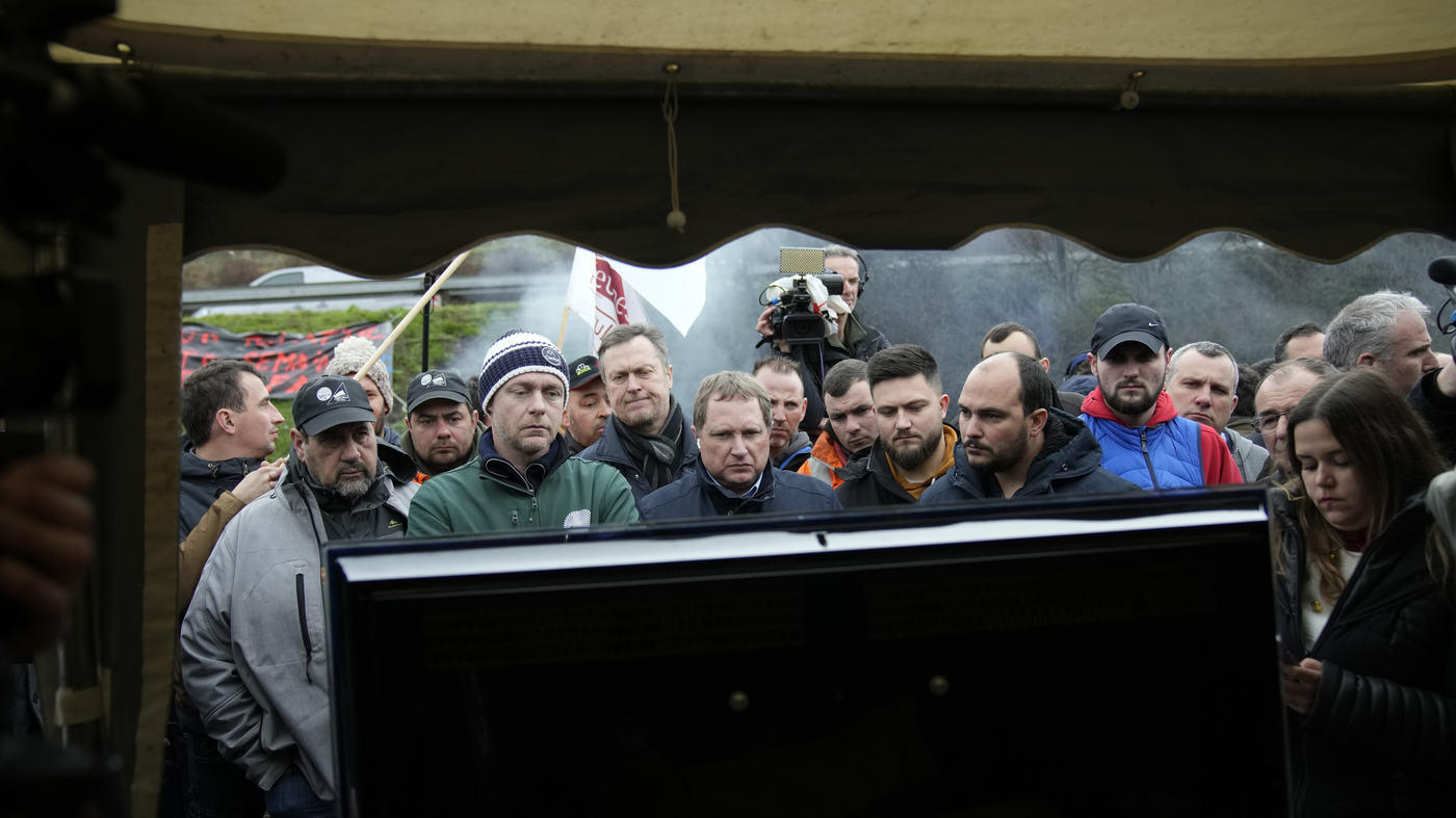 "French Farmer Protests: Government Concessions Prompt Union Suspension of Blockades"