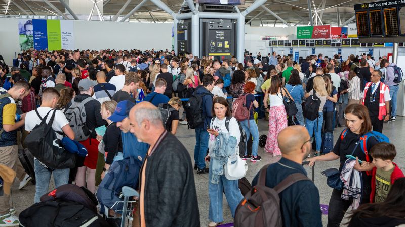 "Summer Vacation Nightmare: Heatwaves, Wildfires, Air Chaos, and Overcrowding"