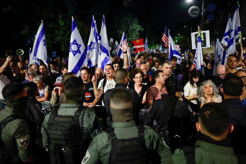 Featured image for Growing Anger: Protests Mount Outside Netanyahu's Residence