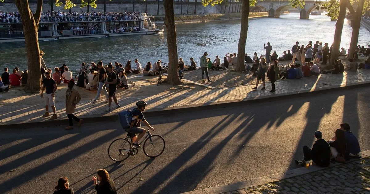 Featured image for Cyclist's Death Highlights Paris' Car-Free Controversy
