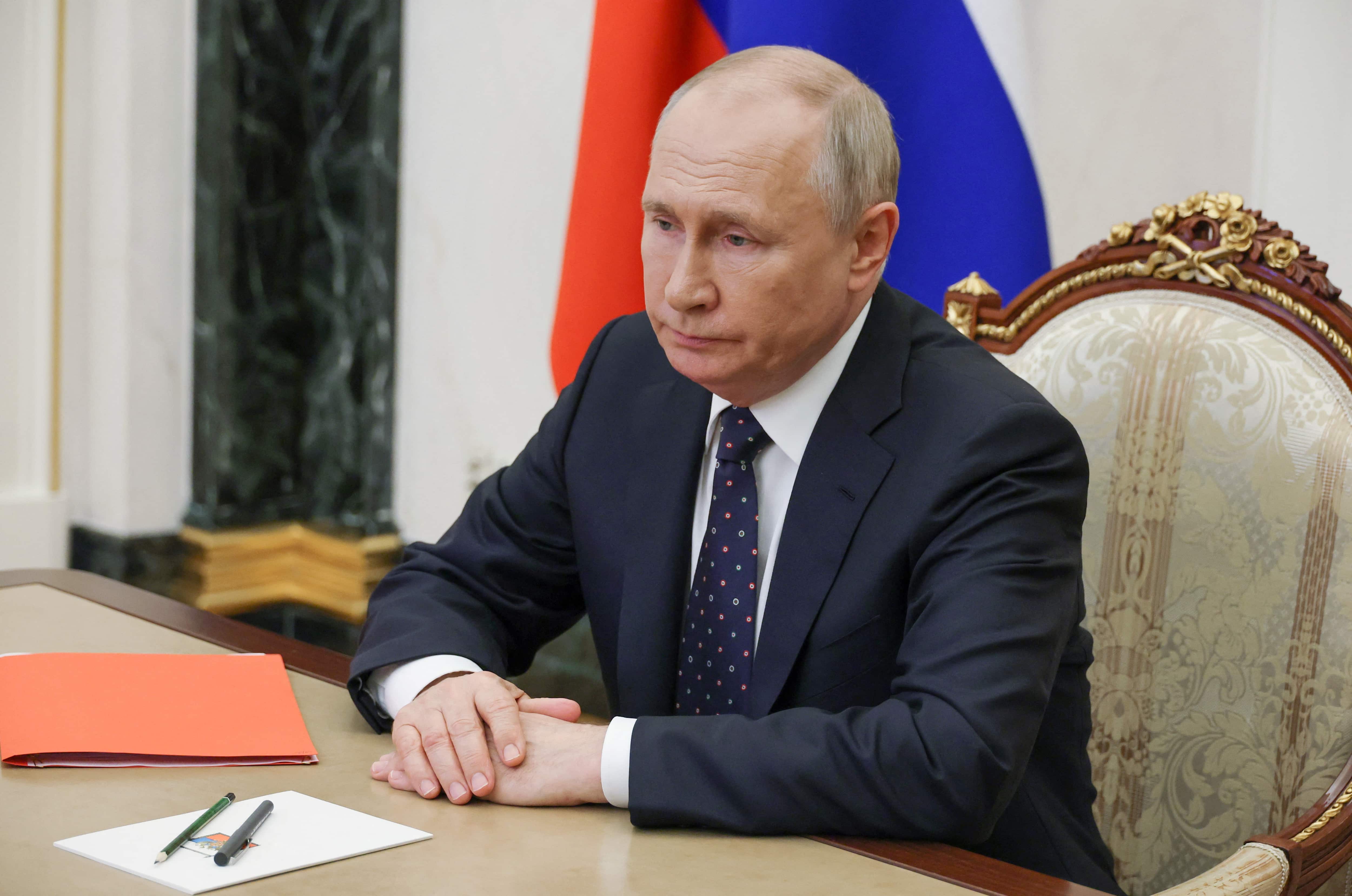 "Putin's Health Crisis: Kremlin Denies Reports of Cardiac Arrest"