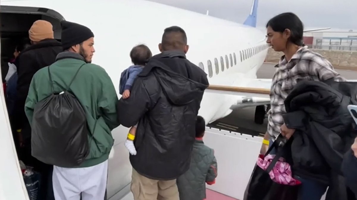 Texas Sends Migrants by Private Plane to Chicago, Creating Chaos at the Border