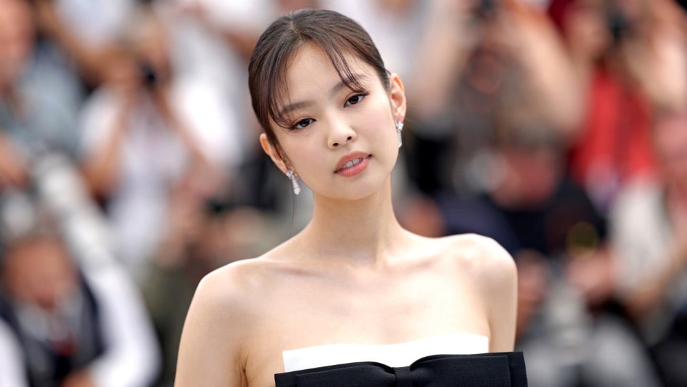 Featured image for Blackpink's Jennie Recovers After Leaving Concert Mid-Song Due to Health Issues.