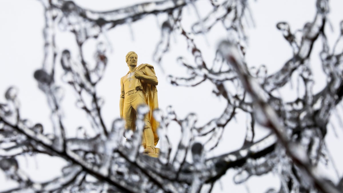 "Oregon Braces for Winter Storm: Ice, Snow, and School Closures Expected"