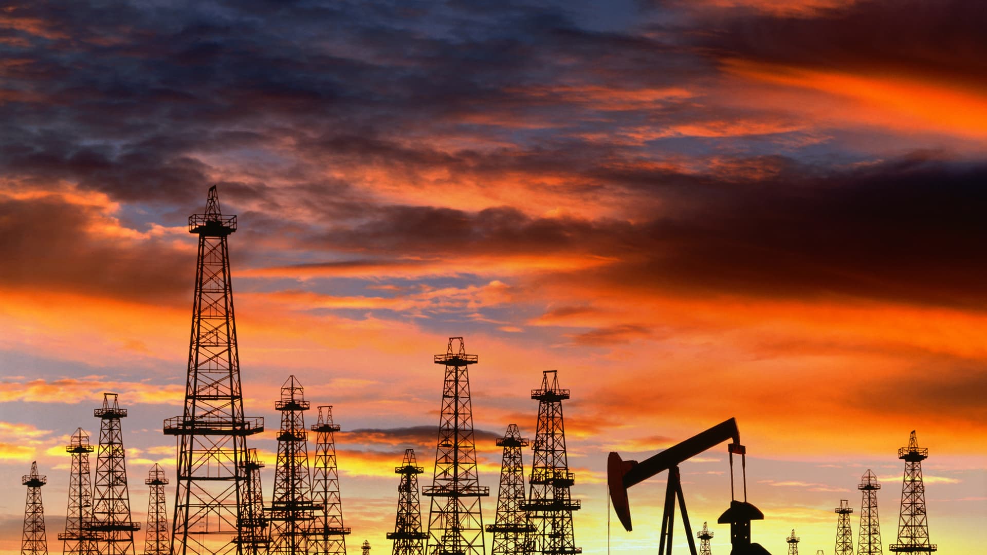 Featured image for Banking Turmoil Pushes Brent Oil Prices Below $72 Per Barrel