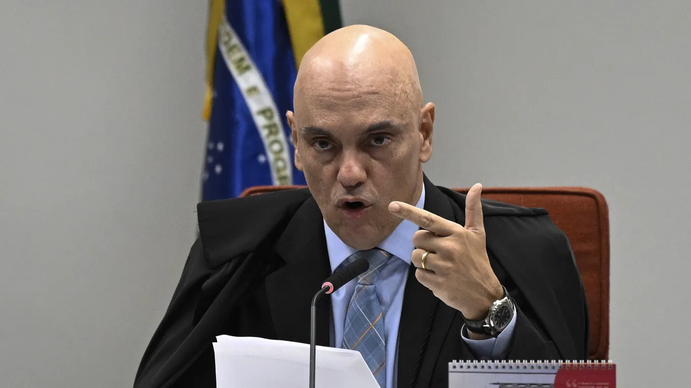 Featured image for US Visa Sanctions Strain Brazil-US Relations Amid Bolsonaro Trial