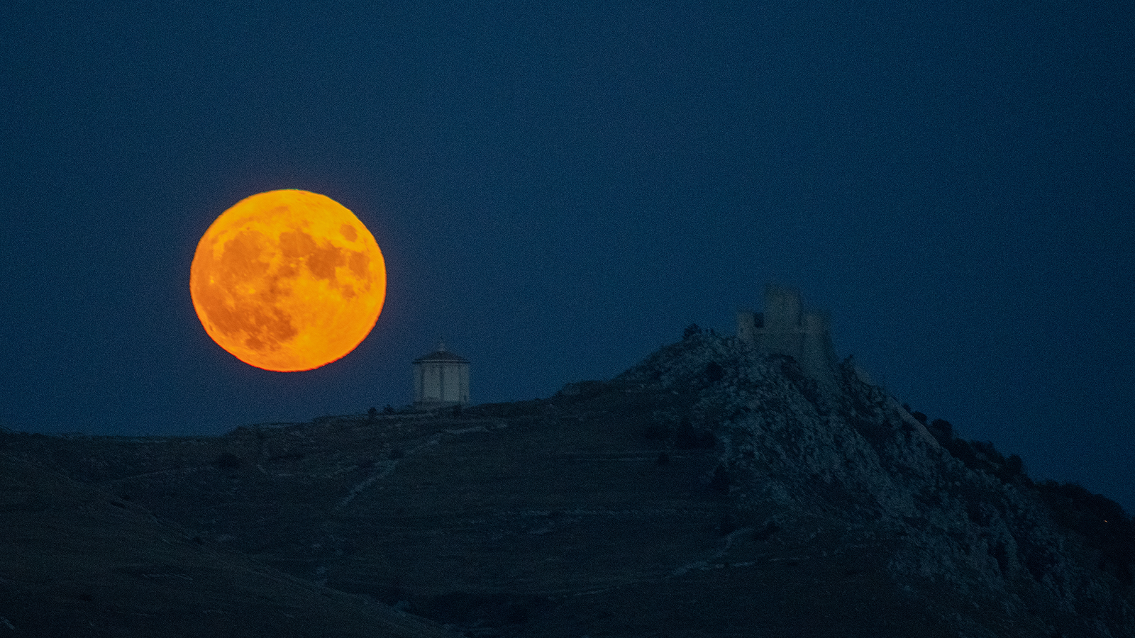 Featured image for Upcoming October Supermoon Series: When and How to Watch