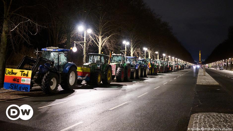 "German Farmers Stage Nationwide Protests Against Subsidy Cuts and Diesel Tax Breaks"